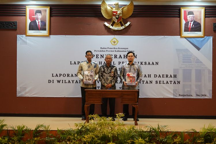 Bupati HST Aulia Oktafiandi menerima LHP atas LKPD Kabupaten HST TA 2024 dari BPK perwakilan Kalsel, Selasa (7/5/2024).
