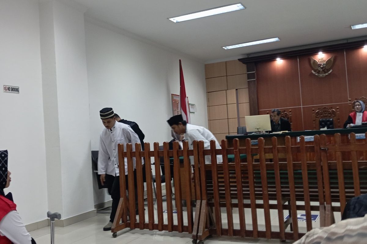 Dua terdakwa usai mendengarkan tuntutan dari jaksa Kejari Cilegon di PN Serang. Selasa (24/6/2025). Keduanya dituntut 9 bulan penjara.