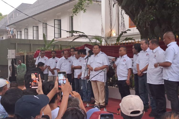 Aktivis 98 yang tergabung ke dalam Persaudaraan 98 mendukung Prabowo Subianto sebagai Capres 2024 di rumah Prabowo, Jalan Kertanegara, Jakarta, Rabu (11/10/2023). 