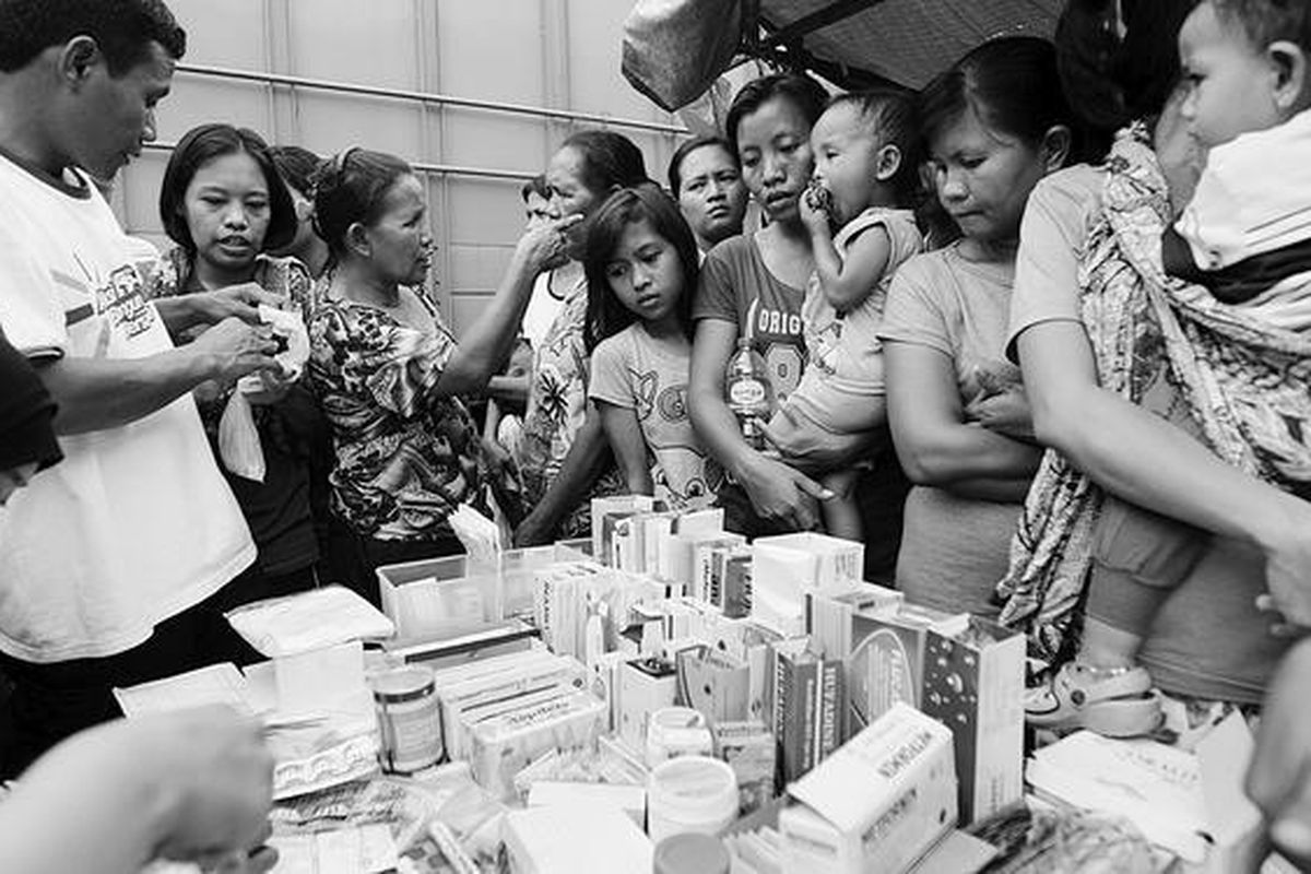 Warga antre mendapatkan obat dari resep yang diterima saat mengikuti pengobatan gratis bagi korban banjir di Jalan Teluk Gong, Jakarta Utara, Senin (21/1). Pengobatan gratis itu sedikit membantu warga untuk menghadapi penyakit pascabanjir.