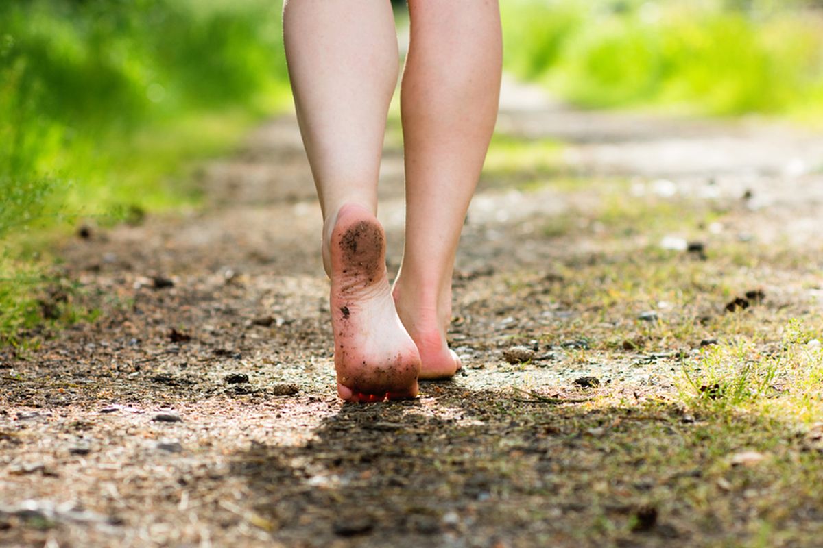 Selain sehat, ternyata ada beberapa manfaat jalan kaki tanpa alas kaki bagi ibu hamil yang perlu diketahui.