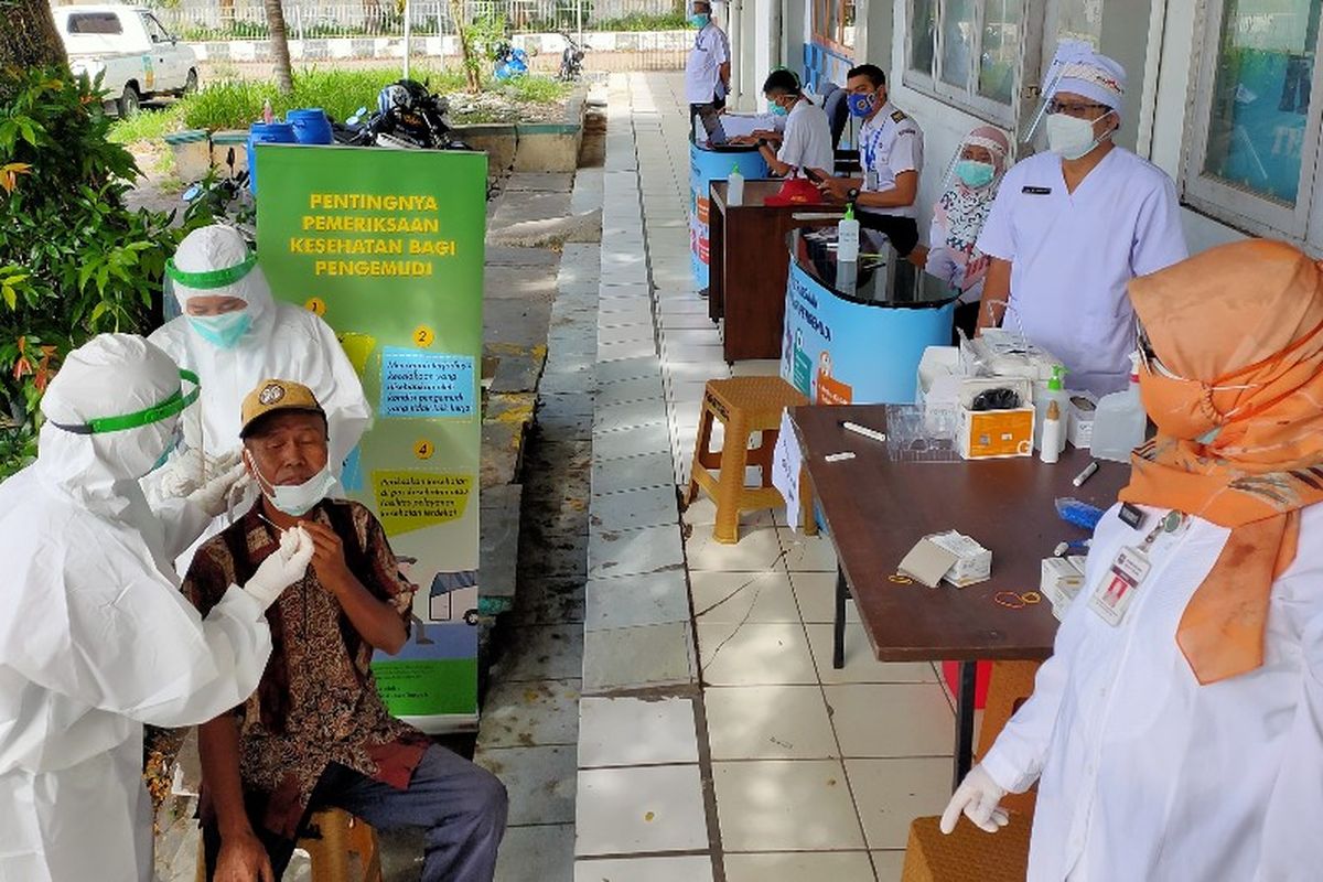Petugas kesehatan dari Puskesmas Margadana Dinas Kesehatan Kota Tegal melakukan pemeriksaan swab antigen virus Covid-19 kepada sopir bus di Terminal Bus Kota Tegal, Rabu (16/12/2020)