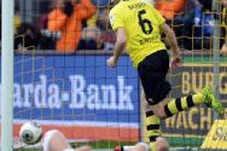 Gelandang Borussia Dortmund Sven Bender membobol gawang Augsburg, pada pertandingan Bundesliga, di Signal Iduna Park, Sabtu (25/1/2014). 