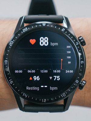 Meski tak selengkap smartwatch lain, Huawei Watch GT 2 memiliki sejumlah fitur seperti pemindai denyut nadi (foto kiri) dan pemutar musik.
