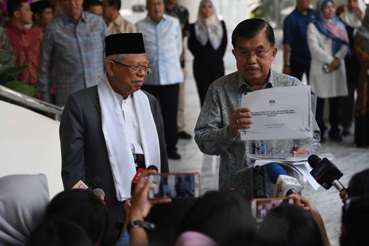 Wakil Presiden Jusuf Kalla (kanan) menunjukkan dokumen yang akan diserahkan kepada Wakil Presiden terpilih KH Maruf Amin (kiri) usai pertemuan di Kantor Wapres, Jakarta, Kamis (4/7/2019). Dalam pertemuan itu, Wapres Jusuf Kalla memberikan informasi mengenai tugas, fasilitas serta masalah-masalah yang harus diselesaikan sebagai Wakil Presiden kepada KH Maruf Amin yang akan menjabat mulai 20 Oktober 2019 mendatang.