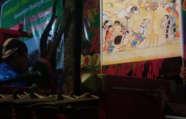 Dalang Menceritakan Wayang Beber saat Pertunjukan Di Desa Bejiharjo, Karangmojo, Gunungkidul Kamis (27/7/2017)