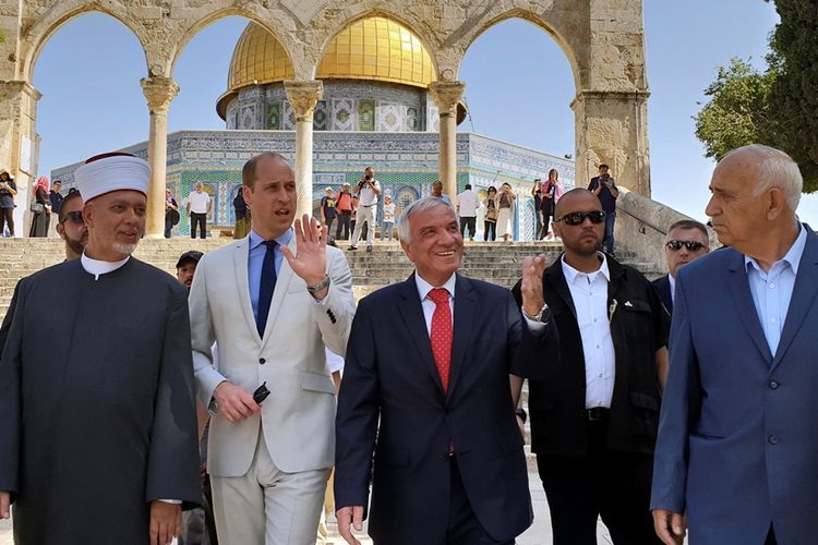Pangeran William (dua dari kiri) saat mengunjungi kompleks Masjid Al Aqsa di Yerusalem, dalam rangkaian tur Timur Tengah pada Kamis (28/6/2018).