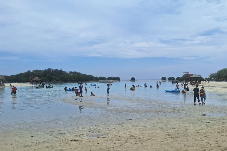 Pulau Pari jadi tempat berlibur favorit warga untuk snorkling dan lihat bintang laut. Minggu, (14/4/2024).