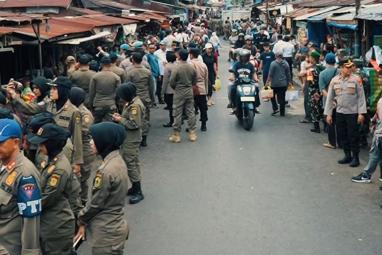 Petugas Satpol PP Kota Banjarmasin melakukan pembongkaran lapak pedangan di Pasal Lama Banjarmasin karena melanggar menggunakan badan jalan, Senin (27/5/2024).