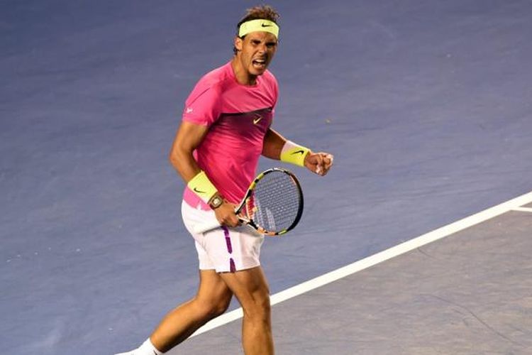 Petenis Spanyol, Rafael Nadal, bereaksi saat bertanding melawan petenis Amerika Serikat, Tim Smyczek, pada babak kedua Australia Terbuka yang berlangsung di Melbourne Park, Rabu (21/1/2015).