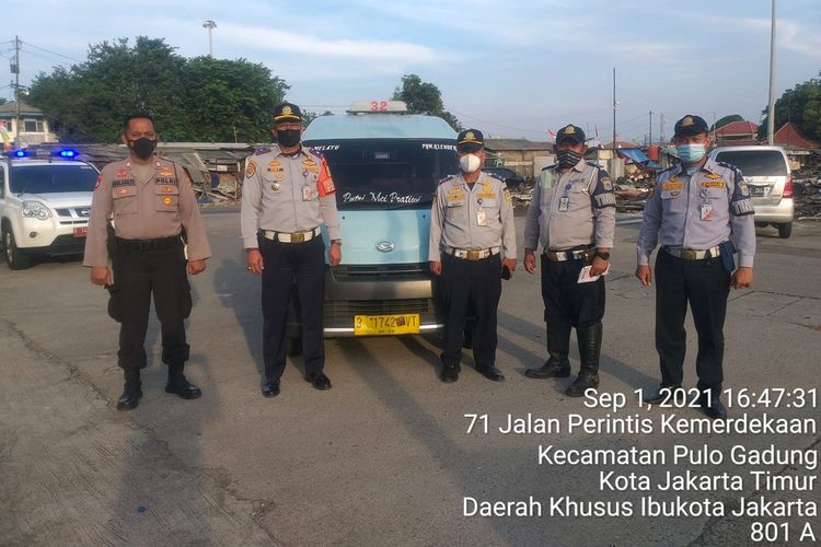 Suku Dinas Perhubungan (Sudinhub) Jakarta Timur telah menindak angkutan kota (angkot) yang menghalang-halangi ambulans di Jalan Bekasi Barat, Bali Mester, Jatinegara, Rabu (1/9/2021).