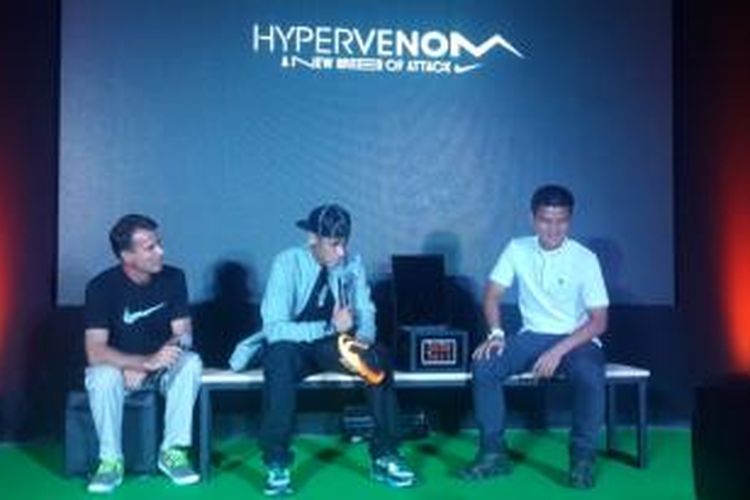 Bomber Barcelona, Neymar da Silva (tengah) bersama Nike Footware Product Director, Aik Leong Lim (kanan), saat jumpa pers peluncuran Hypervenom di Siam Center, Bangkok, Thailand, Selasa (6/8/2013).