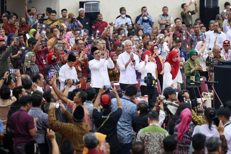 Gubernur Jawa Tengah Ganjar Pranowo dan Wakil Gubernur Jawa Tengah Taj Yasin Maemoen berpamitan dengan warga di GOR Jatidiri Semarang.
