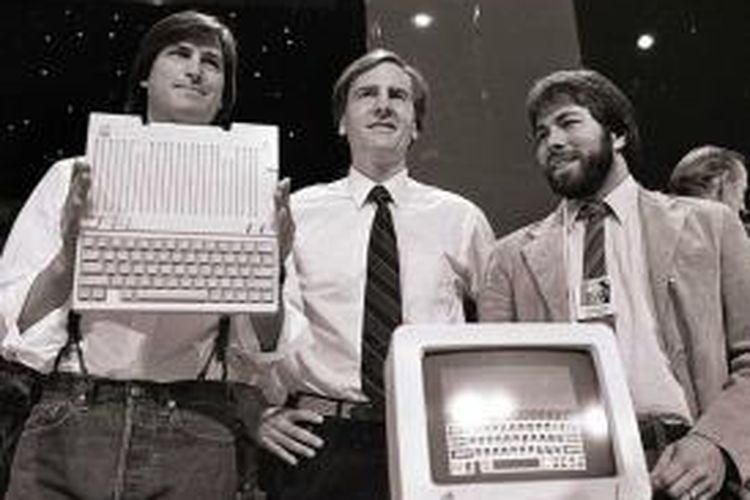 John Sculley (tengah) diapit oleh dua pendiri Apple, Steve Jobs dan Steve Wozniak
