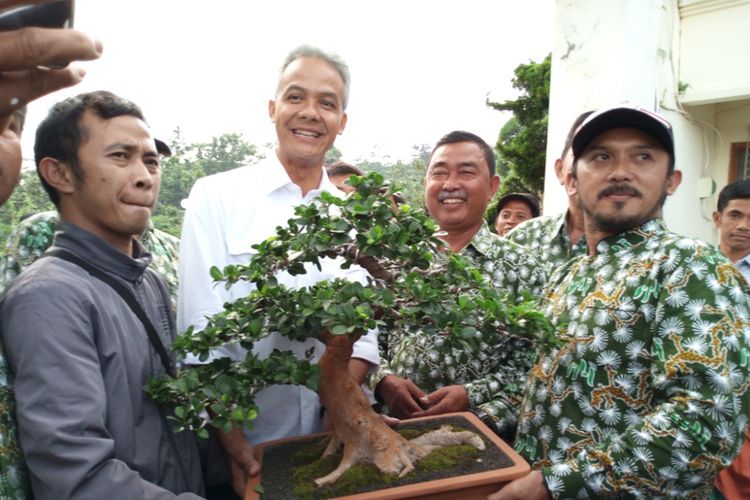 Calon Gubernur Jawa Tengah Ganjar Pranowo menolak cinderemata yang diberikan oleh Ketua Perkumpulan Penggemar Bonsai Indonesia (PPBI) Semarang Sarno Kosasih, di Griya Puspita Sari, Bergas, Kabupaten Semarang, Rabu (14/3/2018) sore.