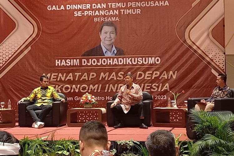 Pengusaha terkenal Indonesia Hashim Djojohadikusumo, memaparkan kondisi ekonomi global dan Indonesia kepada ratusan pengusaha di Hotel Grand Metro Tasikmalaya, Jawa Barat, Jumat (9/6/2023) malam.