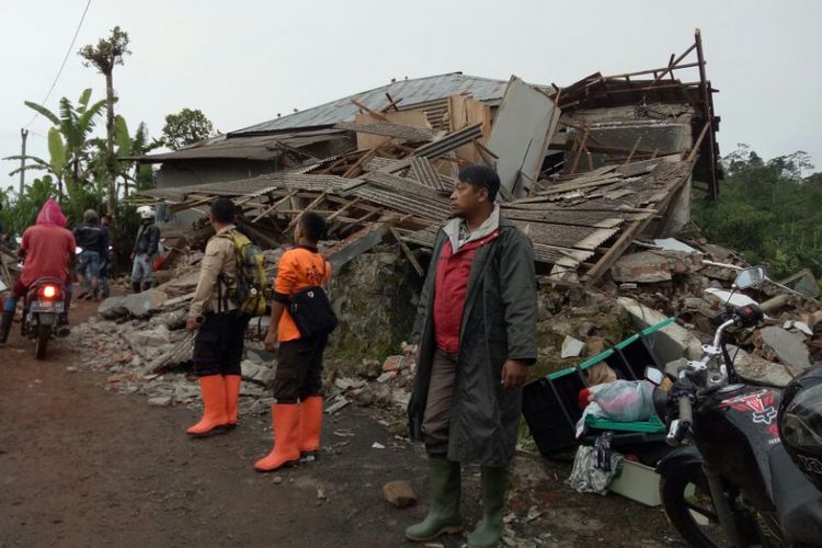 Ratusan rumah warga mengalami kerusakan akibat gempa bumi berkekuatan magnitudo 4,4 yang mengguncang wilayah Banjarnegara, Jawa Tengah, Rabu (18/4/2018).