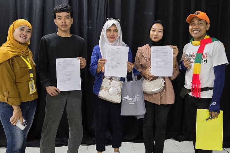 Agent Properti Brighton Real Estate, Dian Agung (paling kanan), bersama pelangganya, Rabu (21/8/2024).