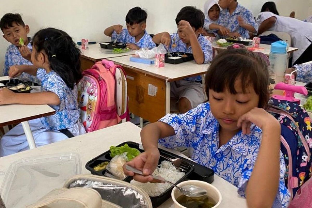 Wakil Ketua Dewan Perwakilan Rakyat Daerah (DPRD) Kota Surabaya, Arif Fathoni, mengatakan, program makan siang bergizi gratis dapat menjadi investasi jangka panjang dalam pengembangan SDM Indonesia ke depan. 