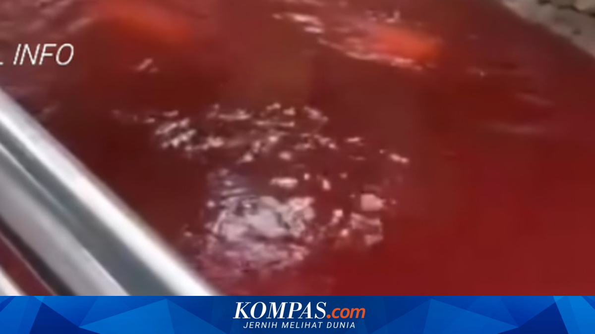 Air Kali Rawa Buntu Berubah Jadi Merah Pekat, Warga: Kadang Hitam ...