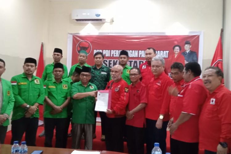 Pengurus DPW PPP menyerahkan berkas Bakal  Calon Wakil Bupati Manokwari ke Pengurus DPD PDI P Papua Barat Jumat (10/5/2024) di Manokwari 