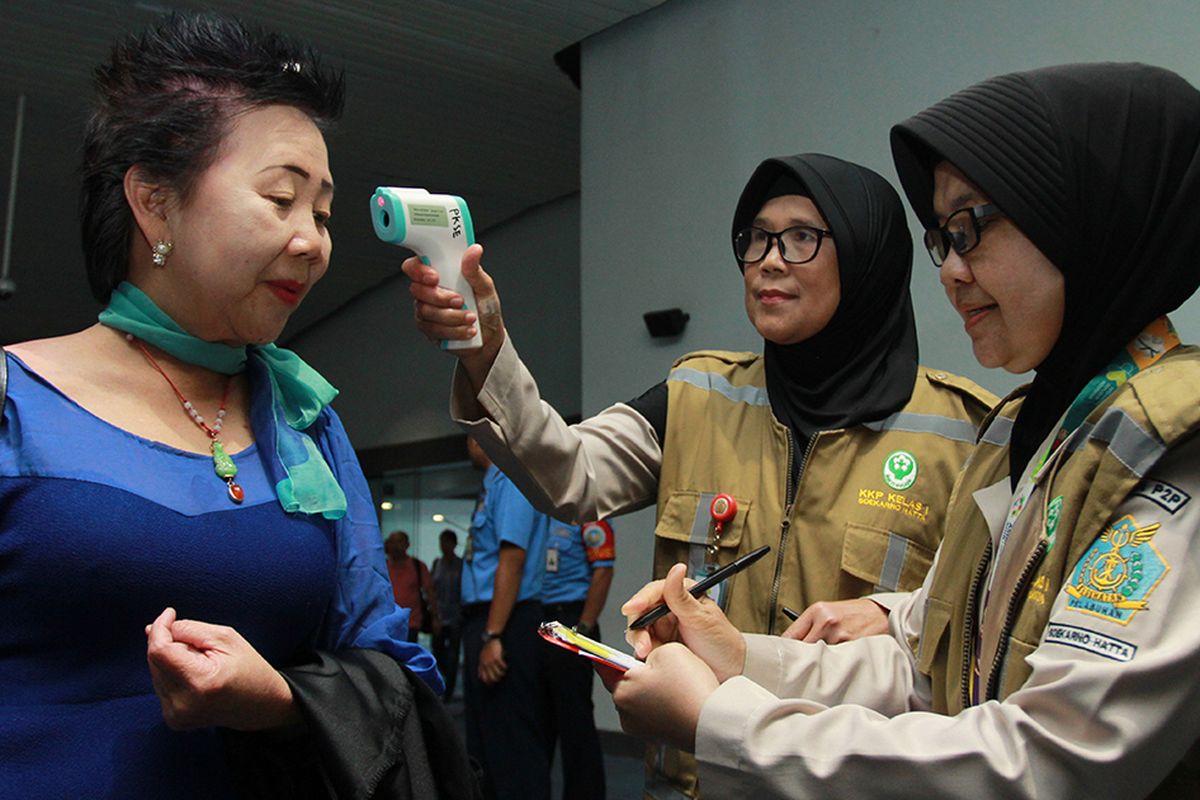 Petugas Kesehatan Karantina Bandara Soekarno Hatta melakukan pemeriksaan acak suhu badan penumpang yang baru mendarat di Terminal 3 Bandara Soekarno Hatta, Tangerang, Banten, Selasa (14/5/2019). Pemeriksaan acak dilakukan untuk mewaspadai adanya penumpang yang terjangkit virus cacar monyet (monkeypox), bagi penumpang yang tiba dari penerbangan Singapura dan Afrika.