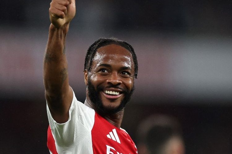 Penyerang Arsenal, Raheem Sterling, merayakan gol keempat tim dalam laga putaran ketiga Piala Liga Inggris antara Arsenal dan Bolton Wanderers di Stadion Emirates, di London pada 25 September 2024.