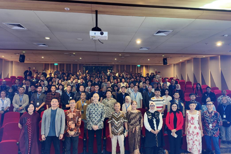 Foto bersama para peserta beasiswa dengan pihak Sinar Mas Land dan Monash University Indonesia di BSD City, Sabtu (28/9/2024).