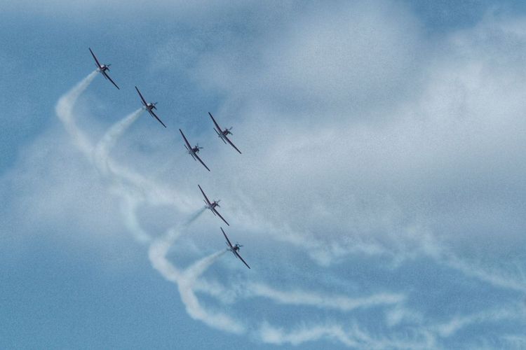 Penampilan Jupiter Aerobatic Team (JAT) di Spore AirShow 2018, Singapura, 6 Februari 2018. Berbagai manuver ditunjukkan tim JAT yang mampu menarik perhatian penonton. Rombongan JAT terdiri dari 12 perwira penerbang, dibantu sejumlah teknisi dan perwira pendamping yang bertugas antara lain sebagai LO dan Organizer. Foto: Arsip Jupiter Aerobatic Team via Chappy Hakim.