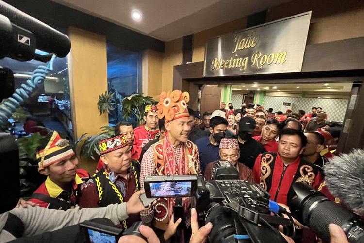 Calon Presiden Ganjar Pranowo berkunjung ke Kota Pontianak, Kalimantan Barat (Kalbar), Minggu (26/2023) pagi. Salah satu agendanya menghadiri rapat kerja Dewan Adat Dayak Kalbar di Hotel Kini Pontianak. 
