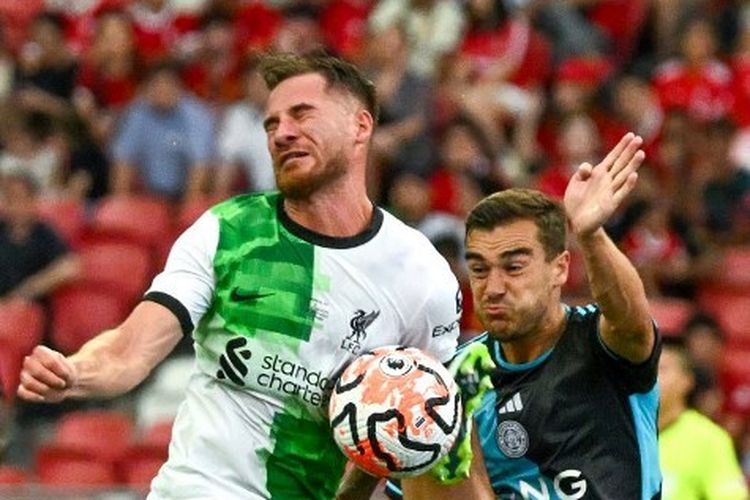 Gelandang Liverpool, Alexis Mac Allister (kiri), berebut bola dengan pemain Leicester City, Harry Winks. Laga uji coba pramusim Liverpool Vs Leicester tersebut digelar di Stadion Nasional, Kallang, Singapura. pada Minggu (30/7/2023) sore WIB.