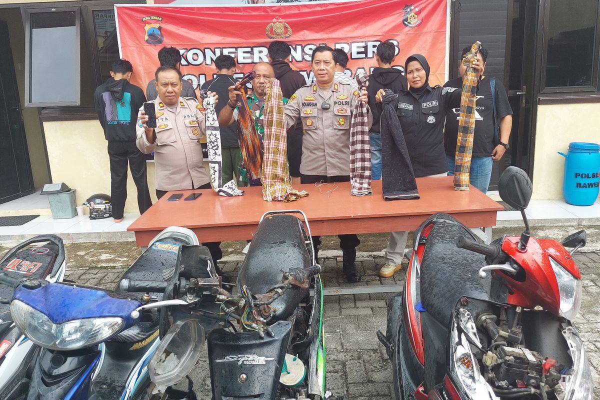 Barang bukti dan sepeda motor yang rusak karena perang sarung diperlihatkan di Mapolsek Bawen