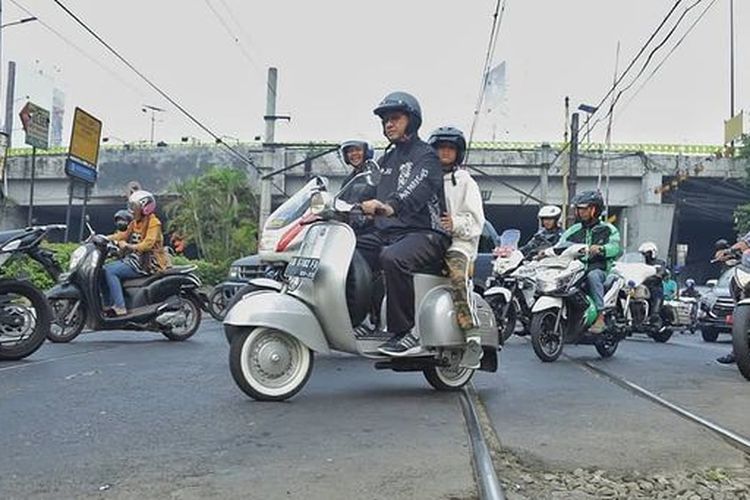 Ilustrasi Anies Baswedan dengan Vespa Sprint 1968 miliknya