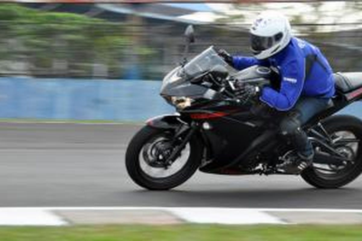 Yamaha R25 jajal aspal Sentul, Selasa (10/6/2014).