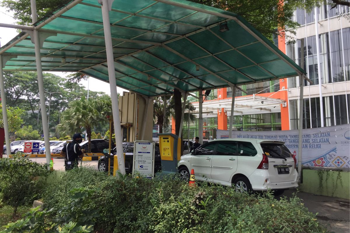 Petugas keamanan memeriksa mobil sebelum masuk area parkir mal Teras Kota, Kota Tangerang Selatan, Selasa (5/9/2017). Pemerintah Kota Tangerang Selatan memberlakukan kenaikan tarif parkir baru bagi kawasan pusat perbelanjaan, perkantoran, hingga penitipan kendaraan di sekitar terminal dan stasiun.