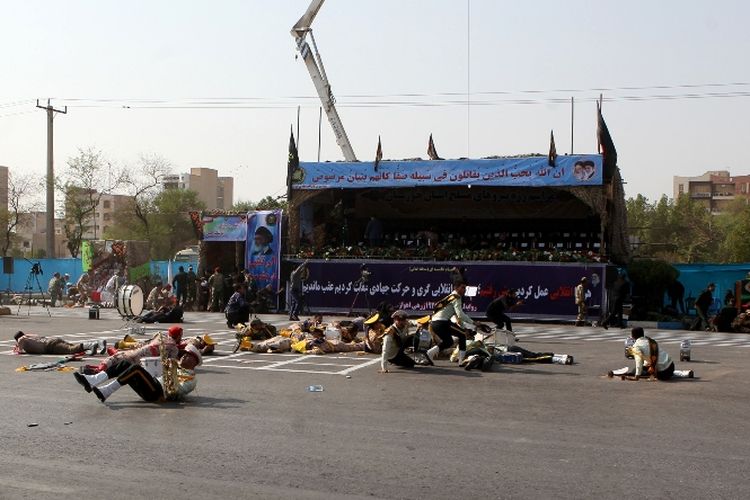 Tentara militer telungkup saat terjadi serangan oleh kelompok gerilyawan ketika digelarnya parade militer di kota Ahvaz, Khuzestan, Iran, Sabtu (22/9/2018).
