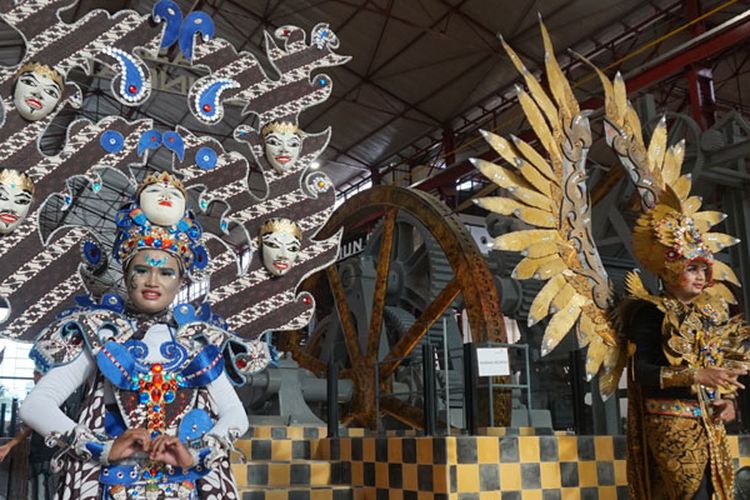 Penampilan Solo Batik Carnival di Pabrik Gula Colomadu, Karanganyar, Jawa Tengah, Kamis (22/3/2018). Pabrik gula ini direvitalisasi menjadi tempat wisata dan kawasan komersial. Kini namanya berubah menjadi De Tjolomadoe.