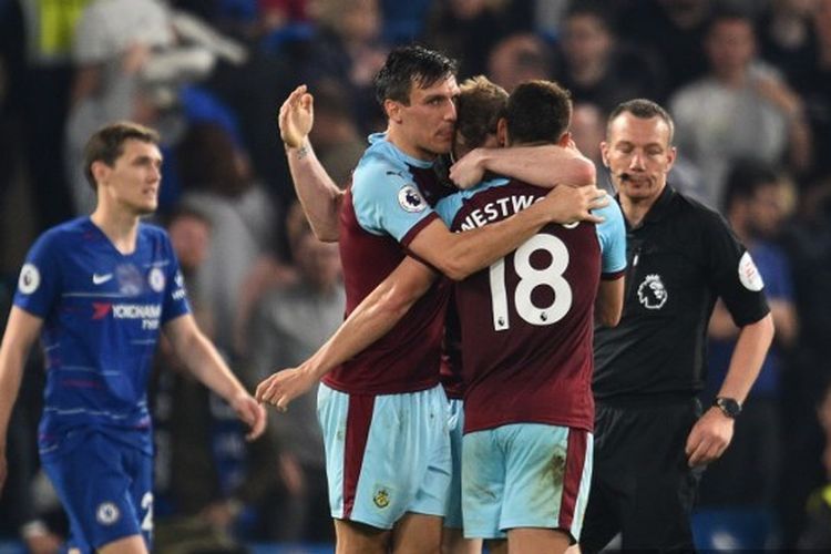 Para pemain Burnley merayakan hasil imbang2-2  yang diraih dalam pertandingan Chelsea vs Burnley di Stadion Stamford Bridge, London, 22 April 2019.