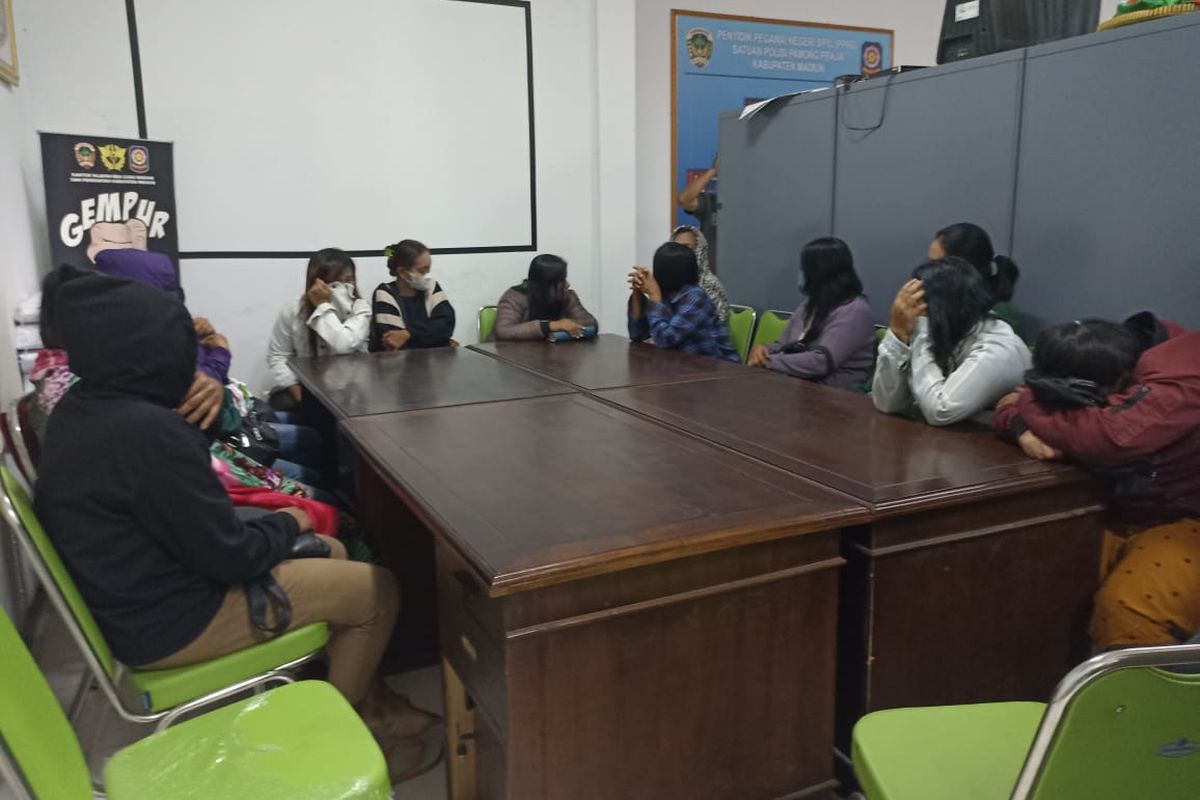 DIAMANKAN—Inilah enam belas pekerja seks komersial yang diamankan Satpol PP Kabupaten Madiun bersama TNI dan Polri saat menjajakan diri di Pasar Tradisional Muneng, Kecamatan Pilangkenceng, Kabupaten Madiun, Jawa Timur, Kamis (16/3/2023) dinihari.