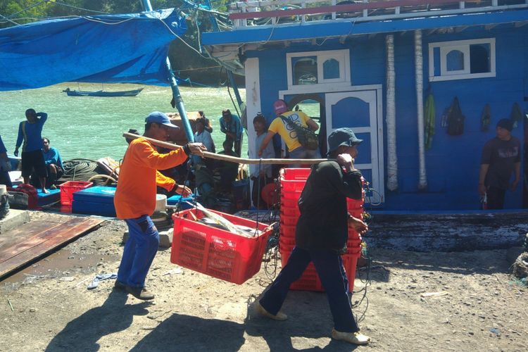 Suasana nelayan di Pelabuhan Sadeng, Kecamatan Girisubo, Gunungkidul, Senin (31/7/2017).