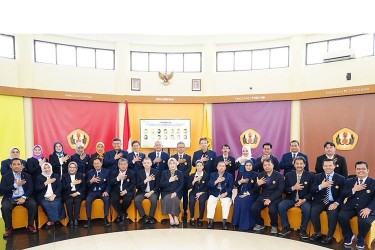 14 guru besar baru Unpad, yang menerima SK pada Kamis (7/9/2023).