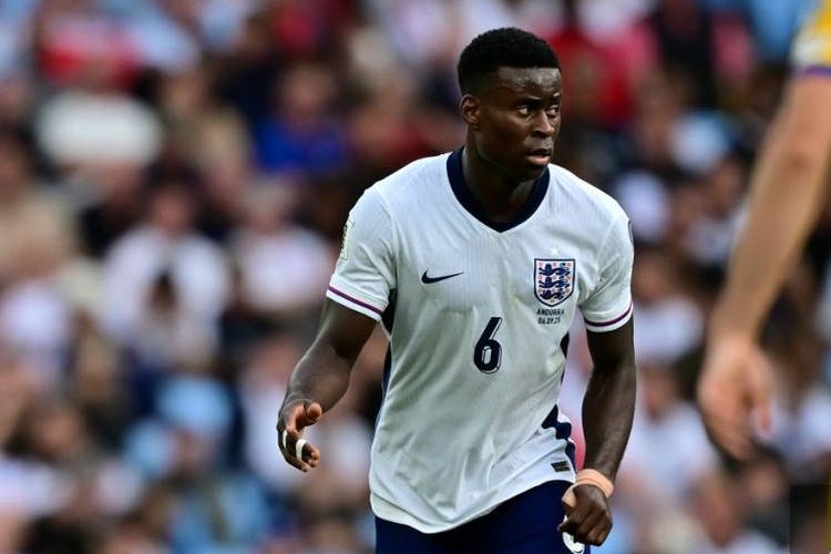 Marc Guehi berlari dengan bola dalam pertandingan sepak bola KualifikasiPiala Dunia 2026 antara Inggris dan Andorra, di Villa Park, di Birmingham, pada 6 September 2025. (Foto oleh Ben STANSALL / AFP)