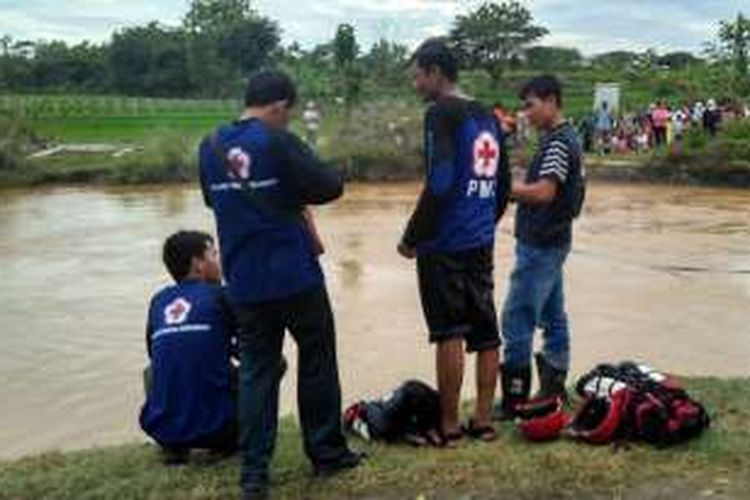 Tim relawan dan SAR Sukoharjo sedang melakukan pencarian di sungai di Desa Sugihan, Sukoharjo, Jawa Tengah, Rabu (28/9/2016).