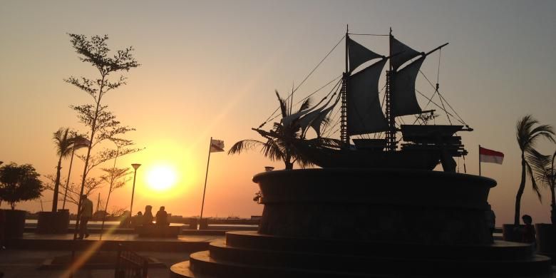 Senja di Pantai Losari, Makassar, Sulawesi Selatan.