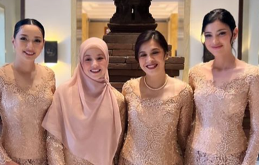 (Kedua dari kiri) Natasha Rizky menghadiri pernikahan Enzy Storia yang dipersunting Maulana Kasetra.