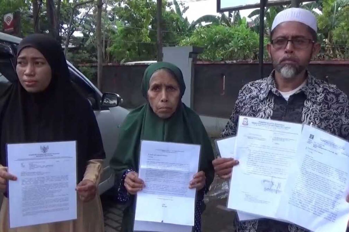 Nur Islam (52) pengungsi asal Rohingya memboyong enam orang keluarganya mengurus dokumen Warga Negara Indonesia (WNI) di kantor Dinas Kepependukan dan Catatan Sipil Kota Makassar.