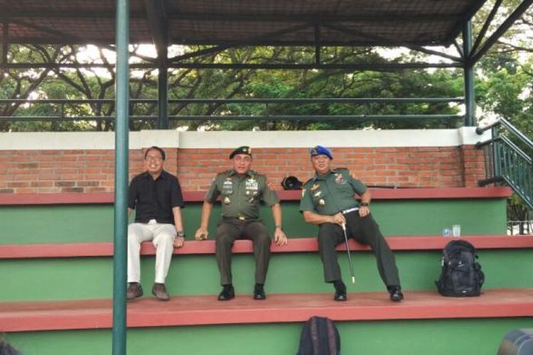 Ketua Umum PSSI, Edy Rahmayadi (tengah), saat menyambangi sesi latihan timnas Indonesia di Lapangan Sekolah Pelita Harapan (SPH), Karawaci, Tangerang, Jumat (9/12/2016).