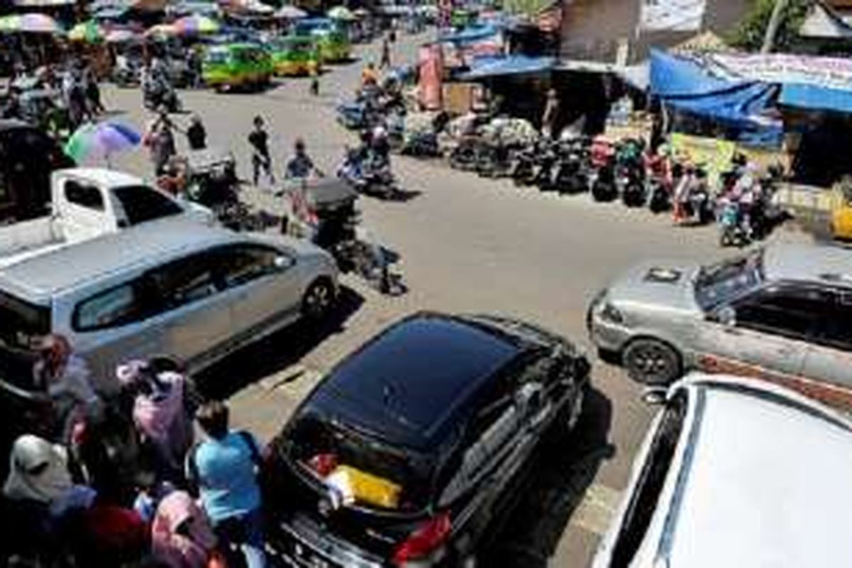 Suasana di kawasan Pasar Kebon Kembang, Kota Bogor, Rabu (27/7). Pemerintah Kota Bogor saat ini sedang menata kawasan tersebut agar tidak lagi semrawut karena penggunaan sebagian badan jalan termasuk trotoar untuk berjualan para pedagang kaki lima dan sebagai lahan parkir