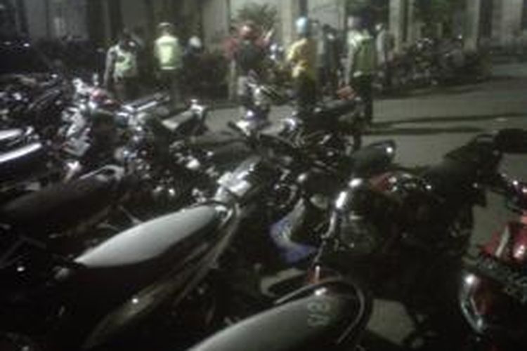 Sepeda motor yang terjaring razia lalu lintas diamankan di Mapolres Kediri Kota, Jawa Timur, Sabtu (19/10/2013).  