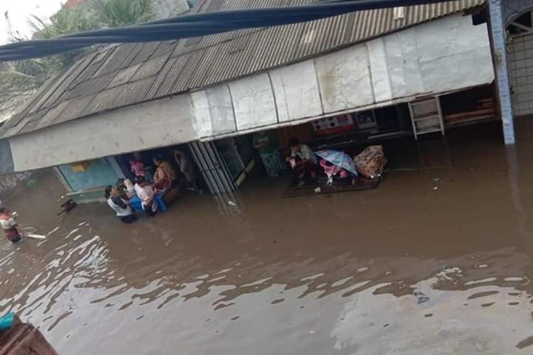 Ratusan rumah di Desa Tanjungsari Kecamatan Sukaresik Kabupaten Tasikmalaya, terisolir banjir akibat luapan air Sungai Cikidang dan Citanduy pasca diguyur hujan deras tak henti-henti sampai Minggu (23/2/2020) dini hai tadi.